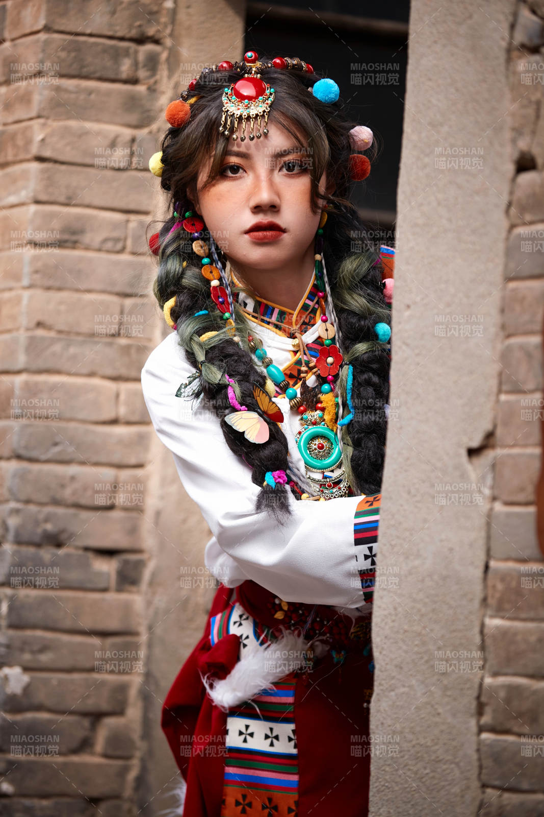 身穿藏族服饰在古城拍照的少女