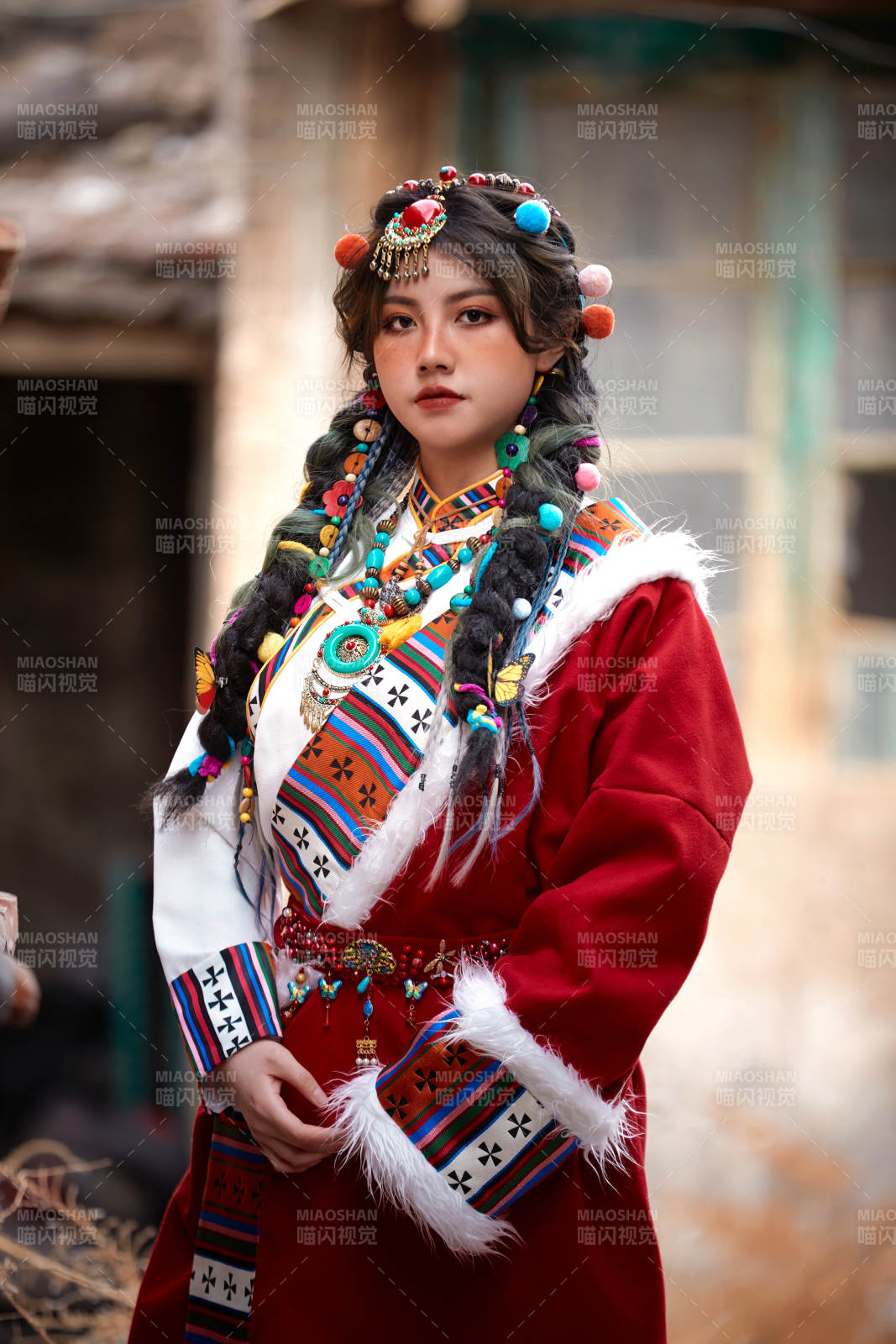 身穿藏族服饰在古城拍照的少女