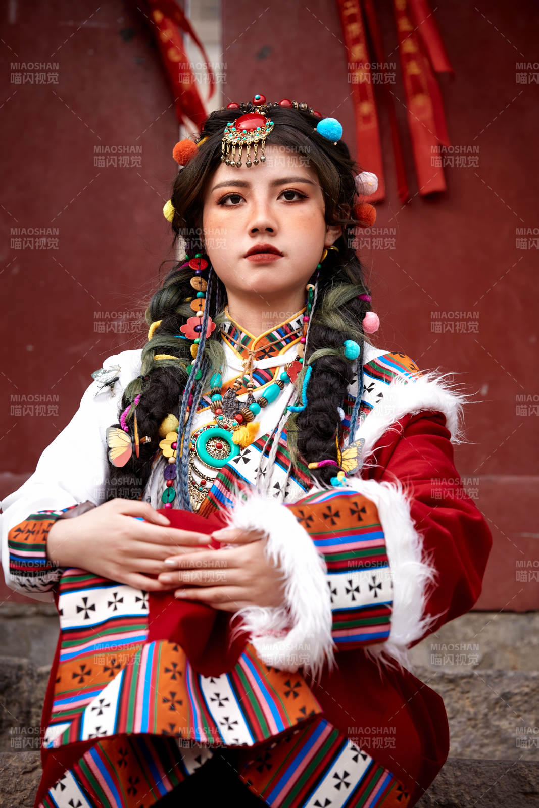 身穿藏族服饰在古城拍照的少女