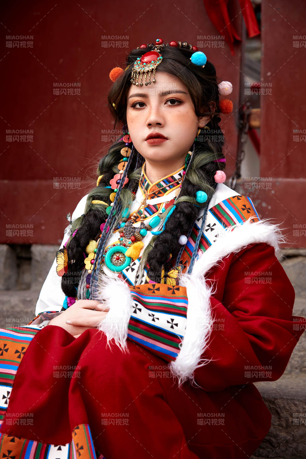 身穿藏族服饰在古城拍照的少女