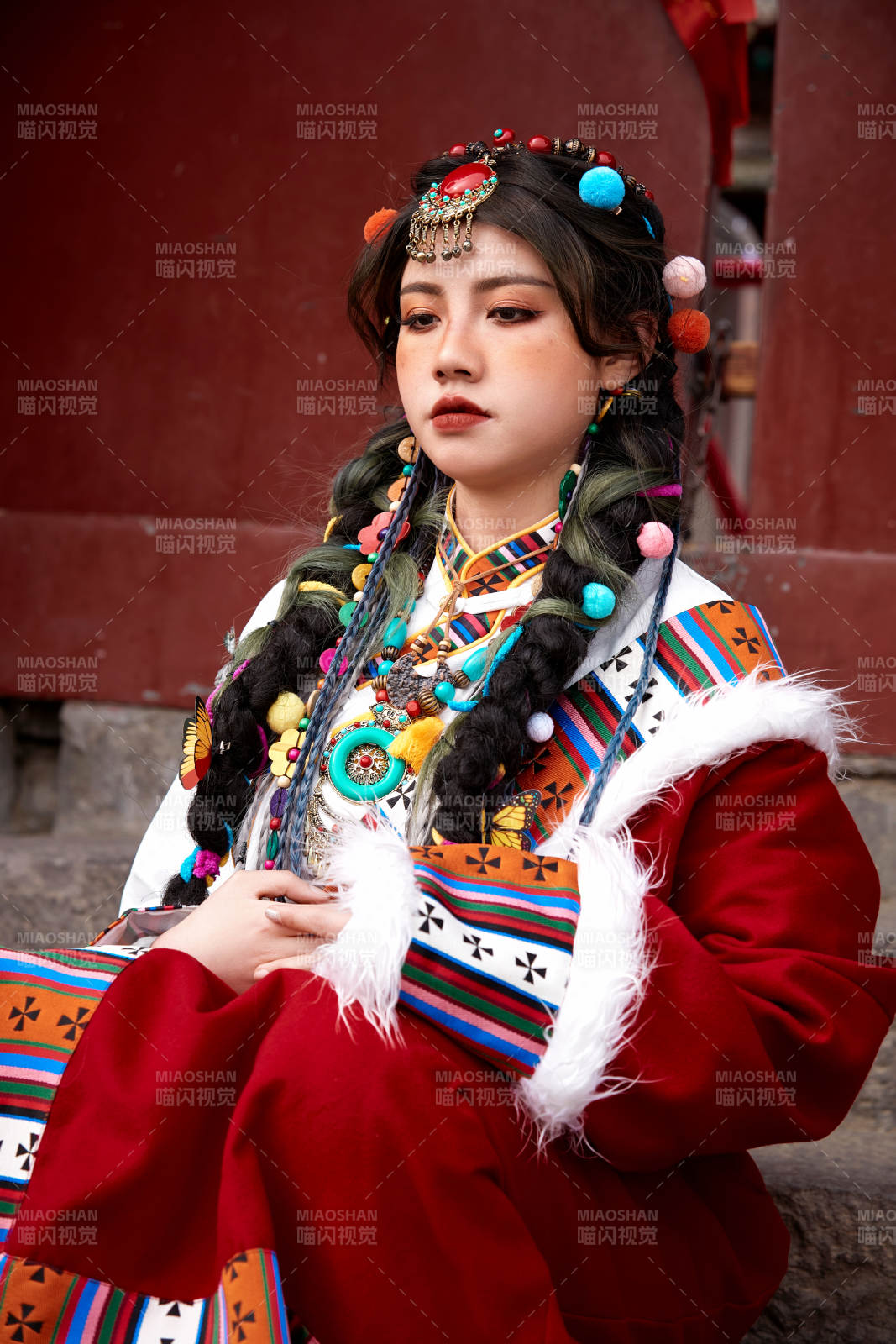 身穿藏族服饰在古城拍照的少女