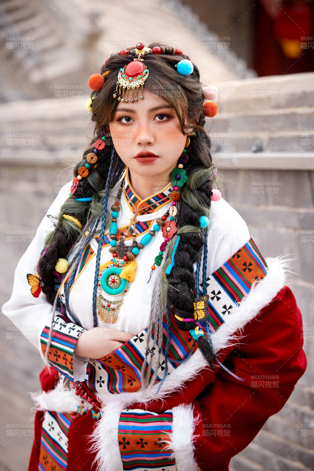 身穿藏族服饰在古城拍照的少女