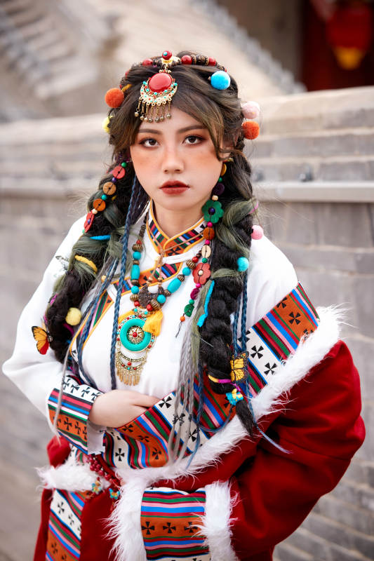 身穿藏族服饰在古城拍照的少女