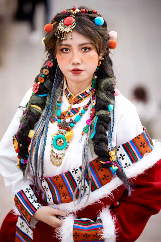 身穿藏族服饰在古城拍照的少女