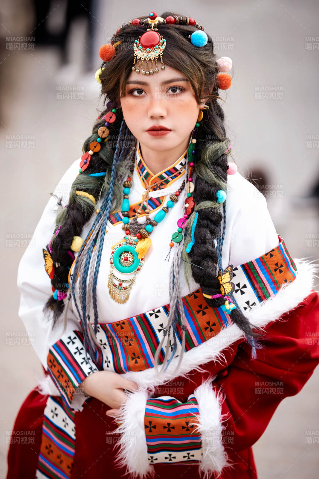 身穿藏族服饰在古城拍照的少女