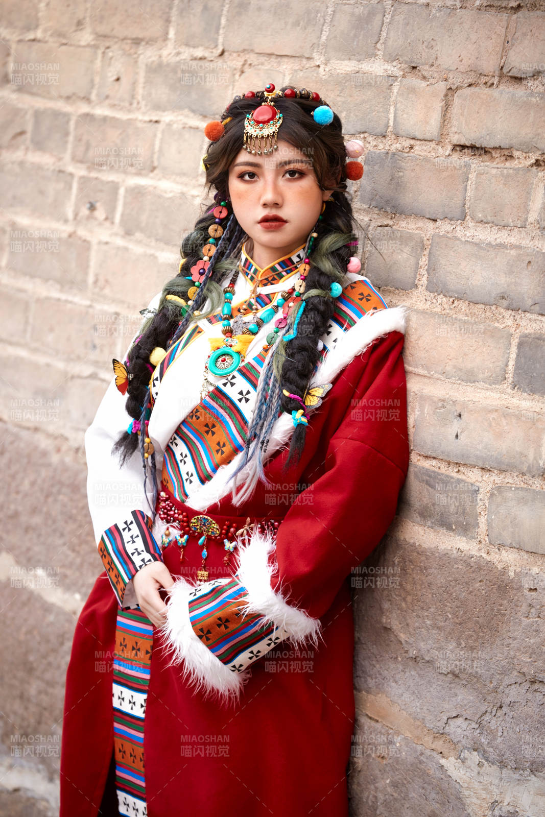 身穿藏族服饰在古城拍照的少女