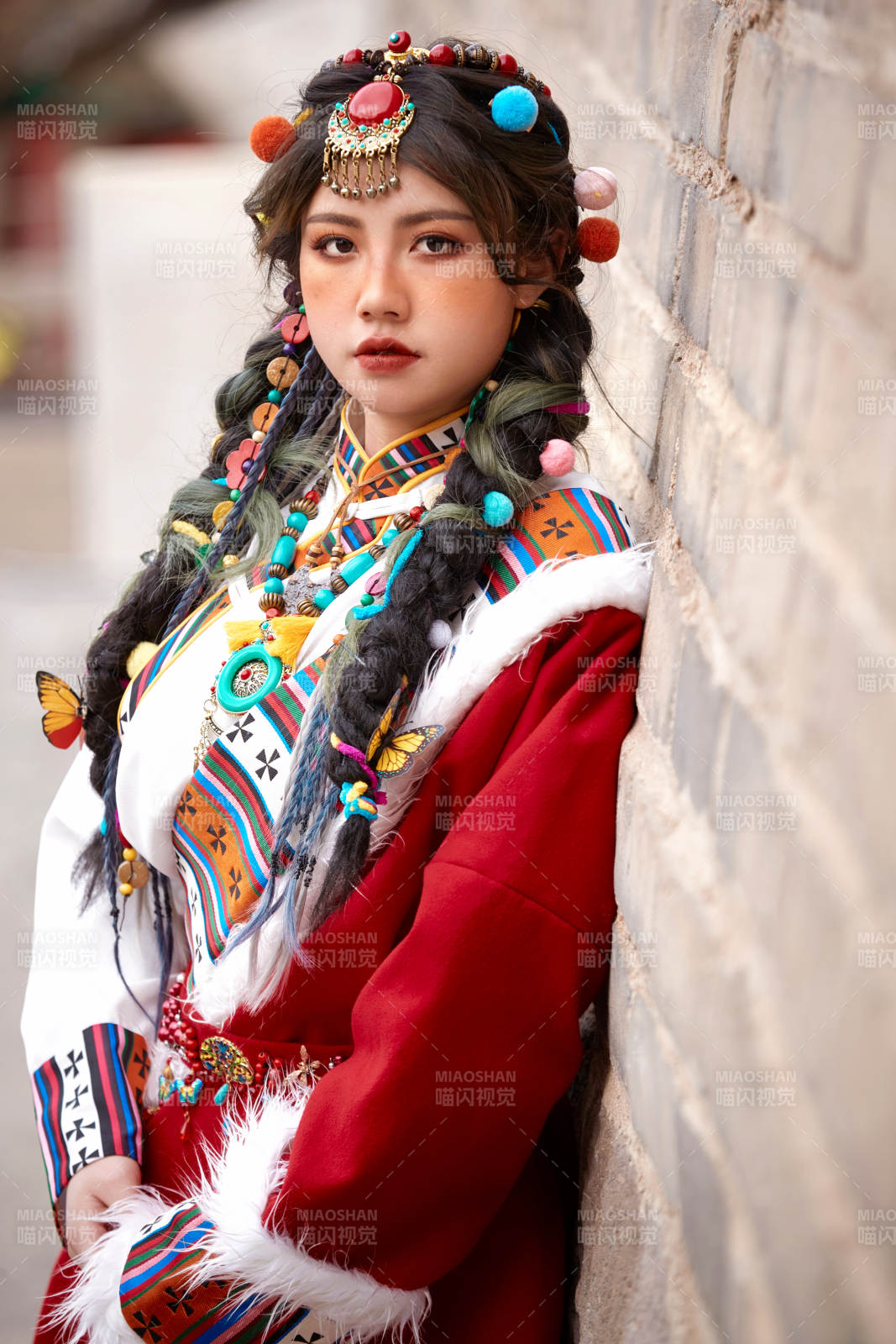 身穿藏族服饰在古城拍照的少女