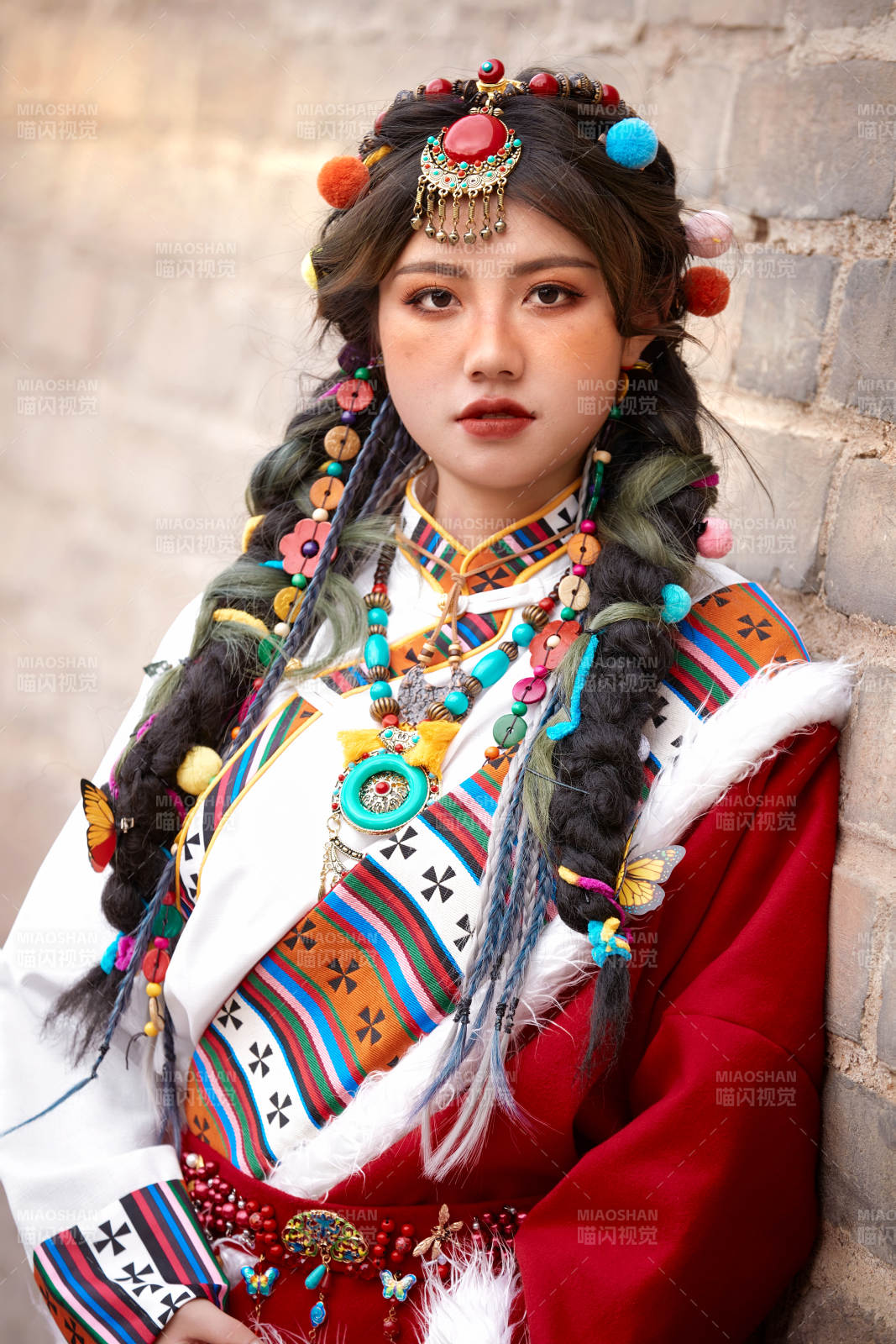 身穿藏族服饰在古城拍照的少女