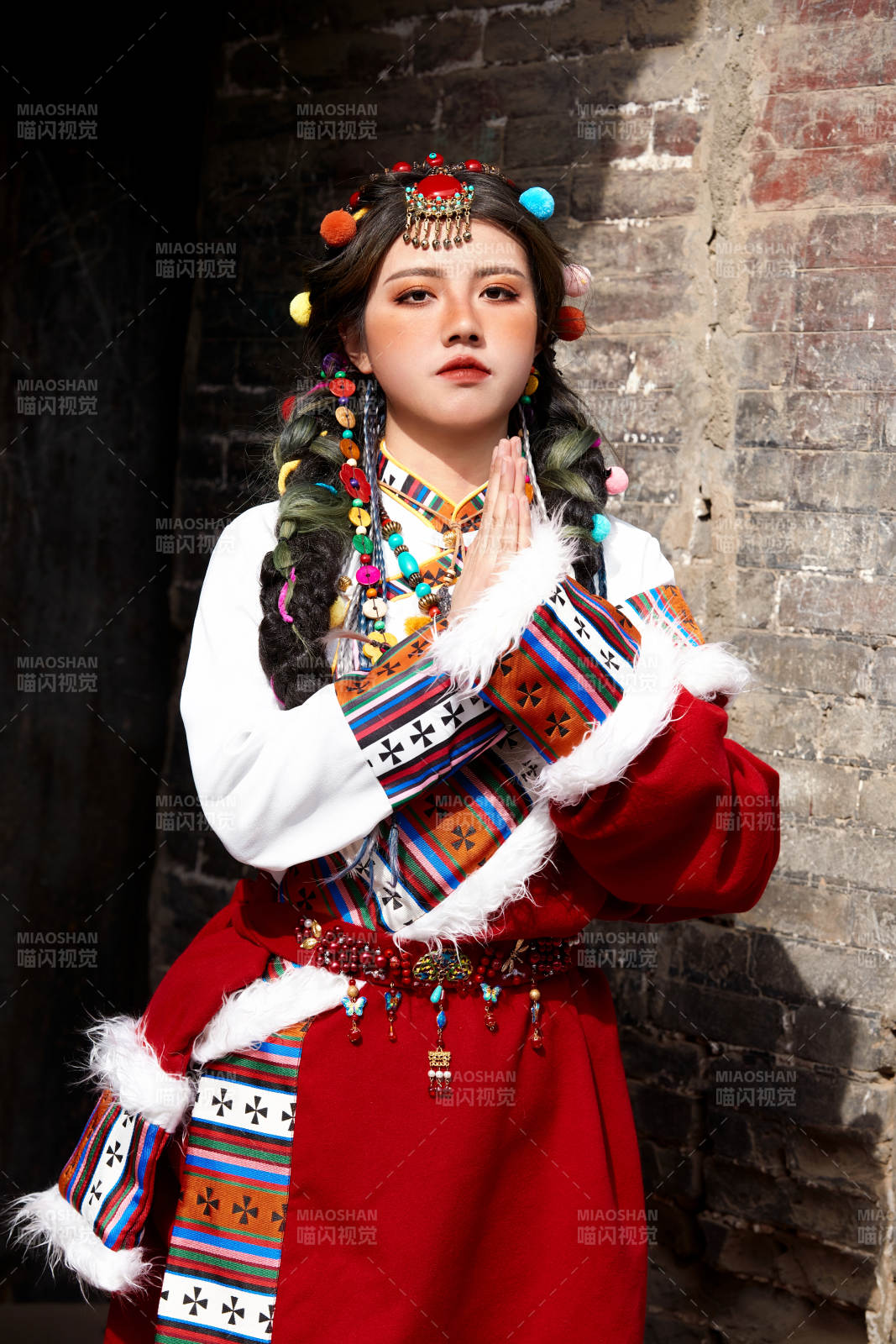 身穿藏族服饰在古城拍照的少女