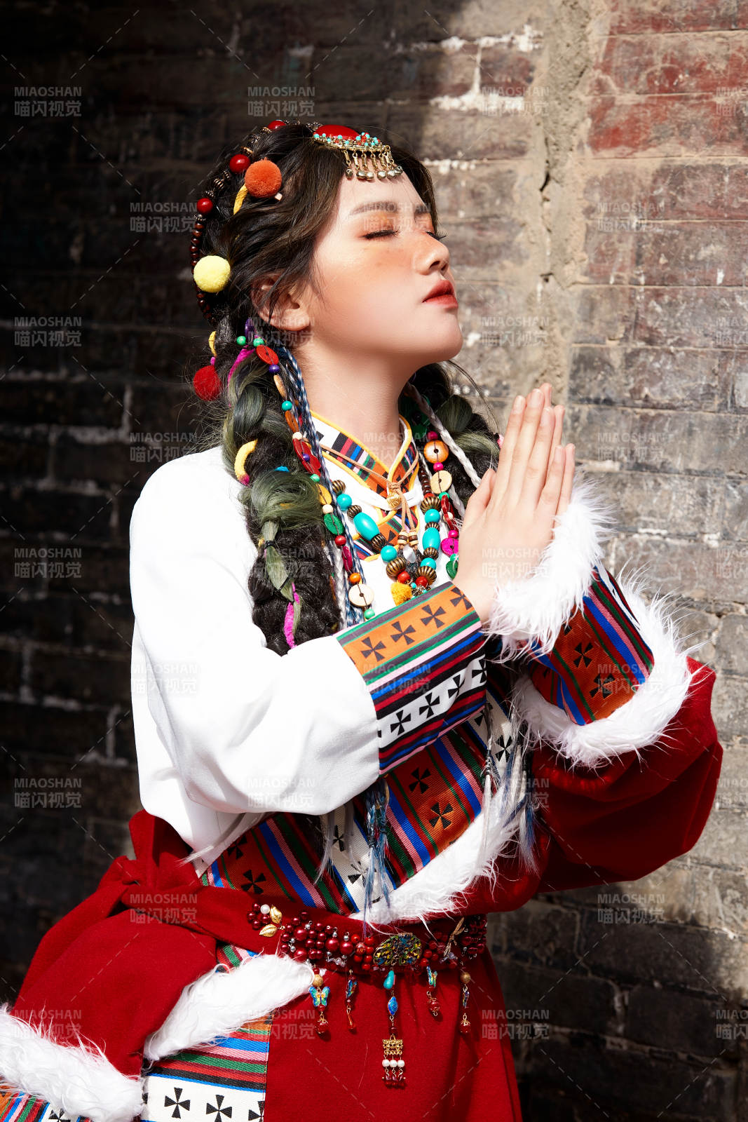 身穿藏族服饰在古城拍照的少女