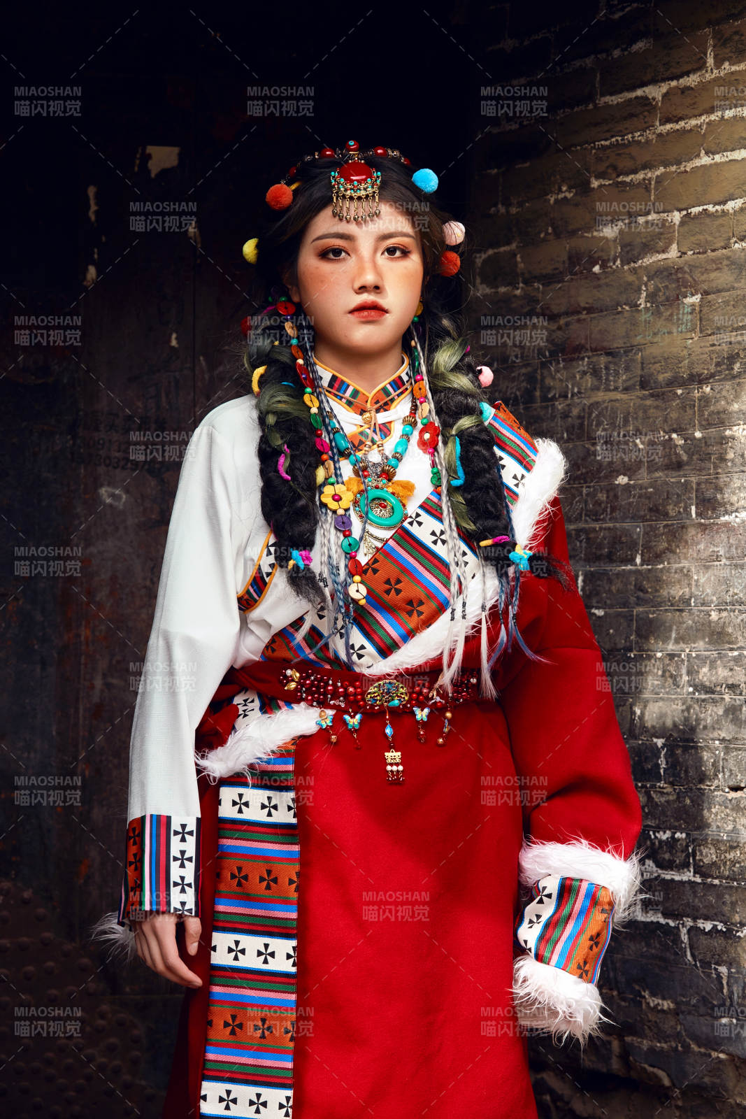 身穿藏族服饰在古城拍照的少女