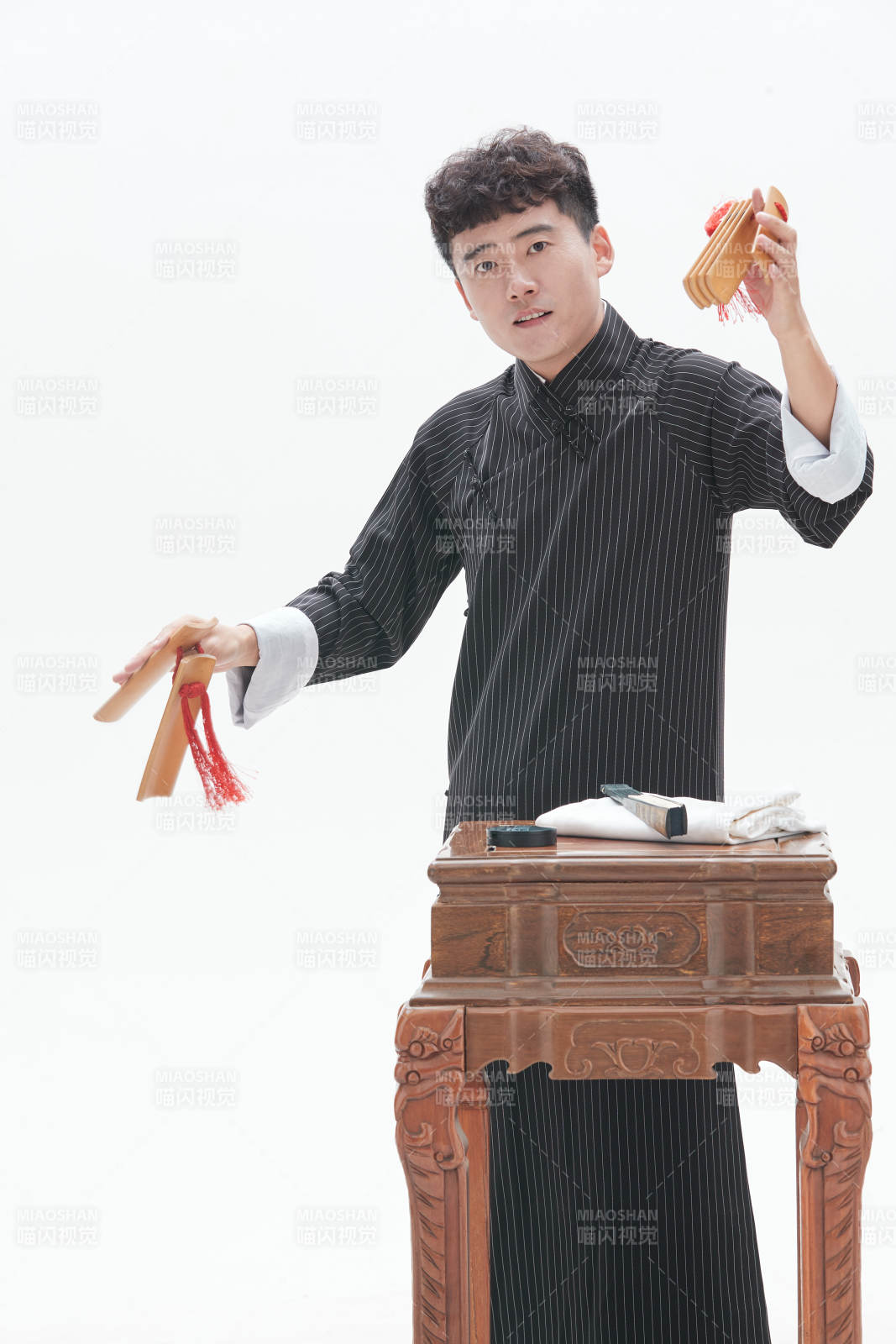 中國傳統(tǒng)曲藝竹板書表演藝術(shù)形象