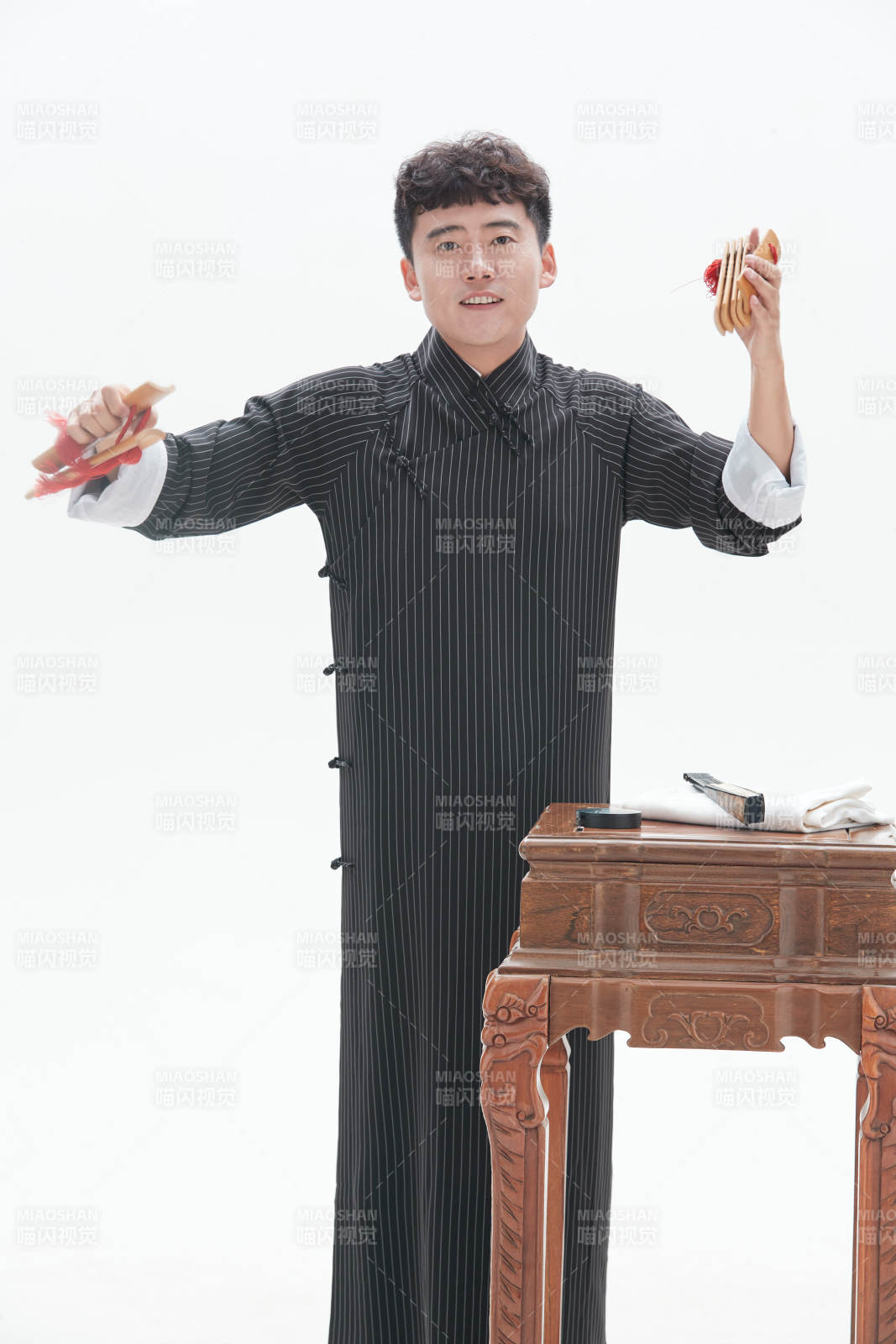 中国传统曲艺竹板书表演艺术形象