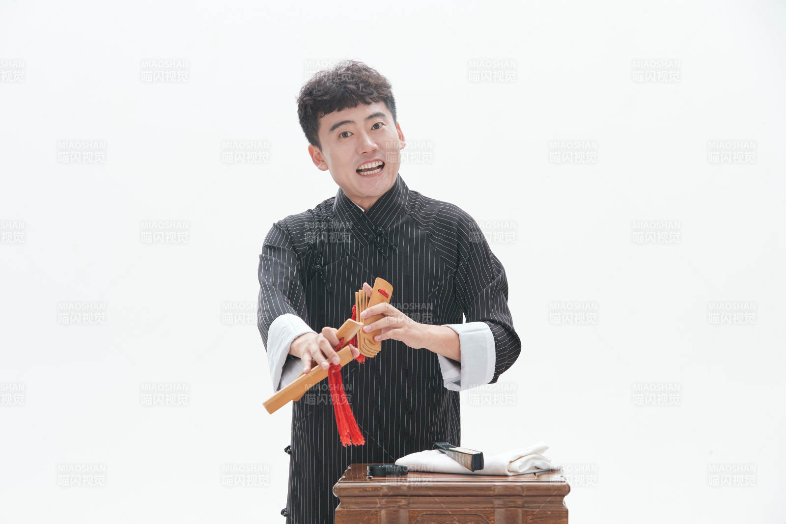 中国传统曲艺竹板书表演艺术形象