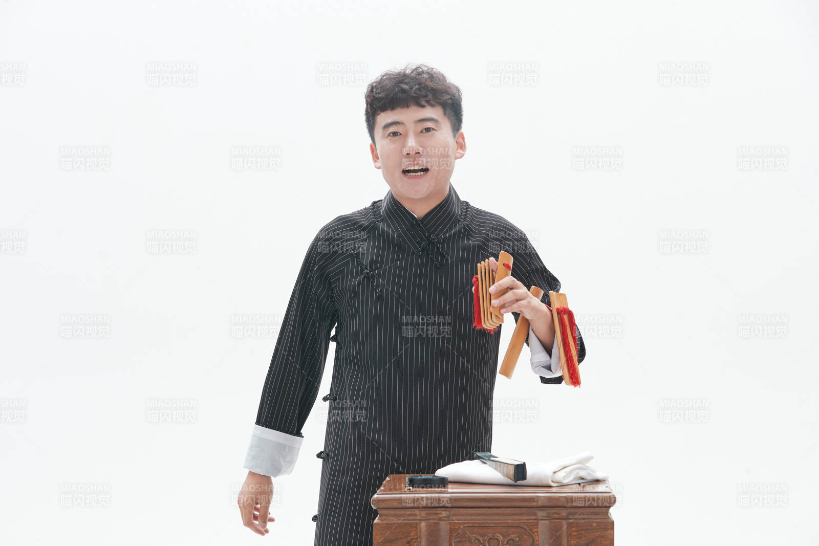 中国传统曲艺竹板书表演艺术形象