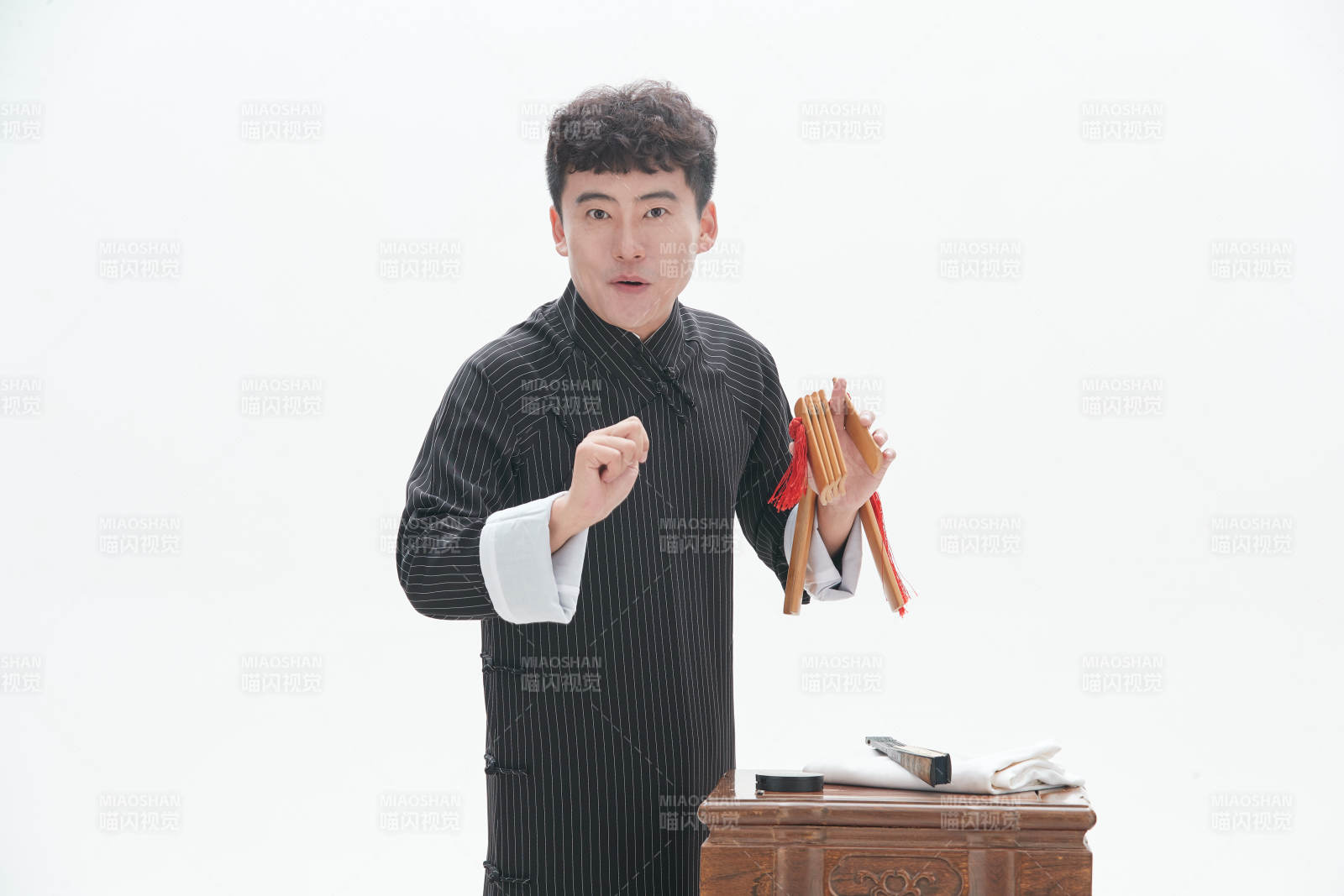 中國傳統曲藝竹板書表演藝術形象