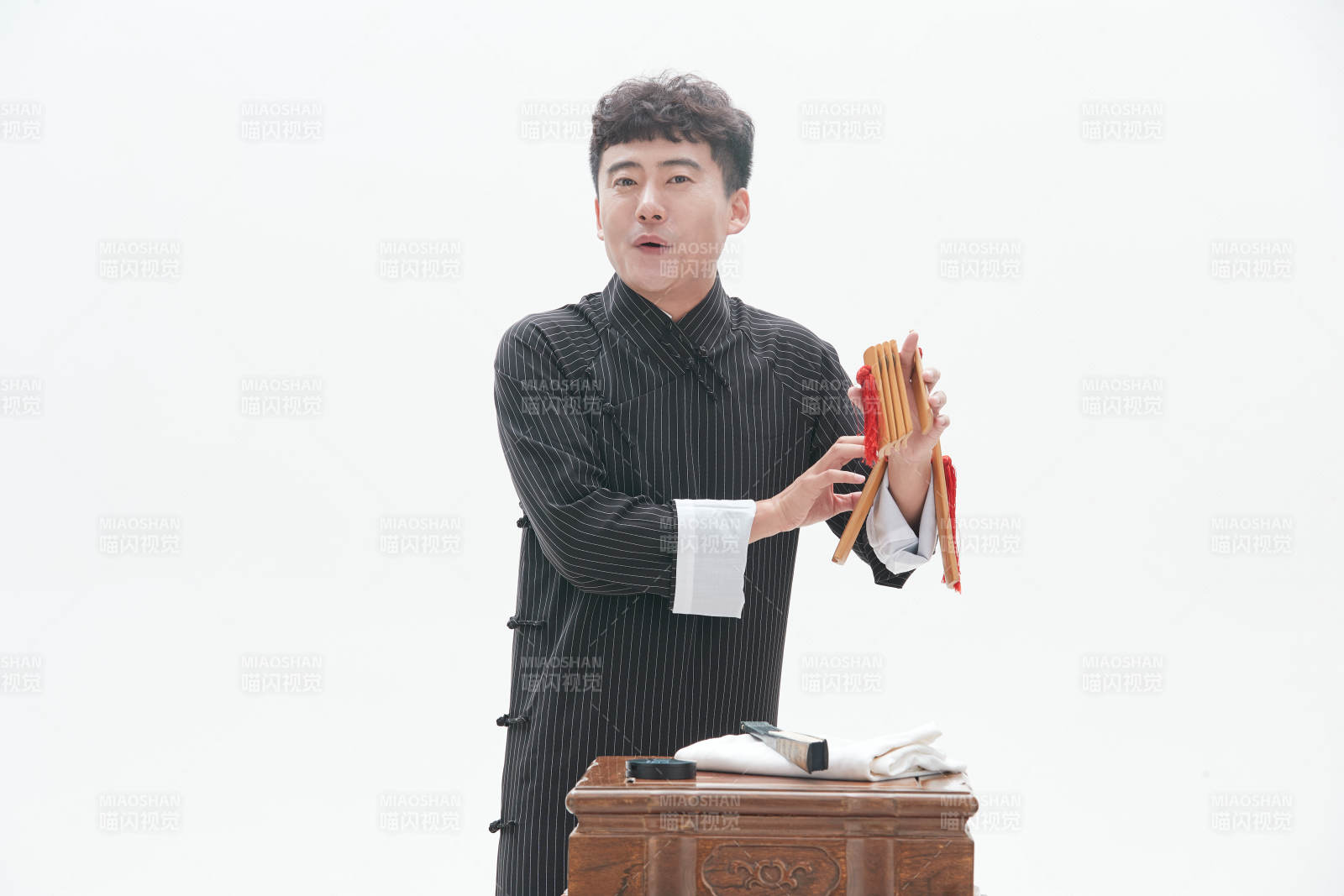 中国传统曲艺竹板书表演艺术形象