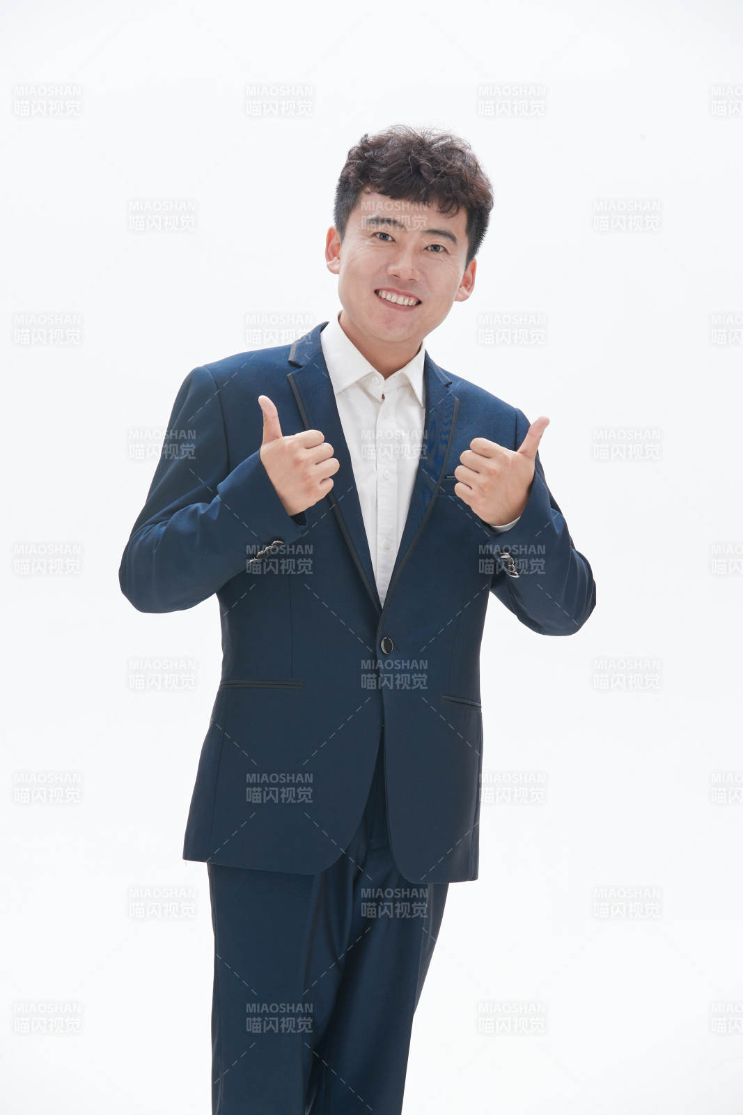 白色背景下的商务男士形象