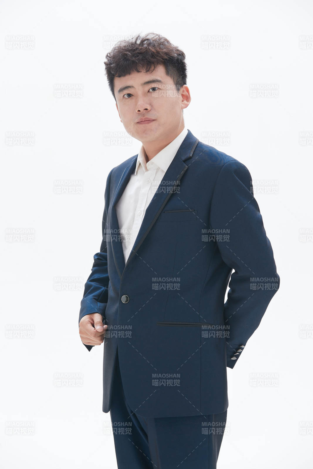 白色背景下的商务男士形象