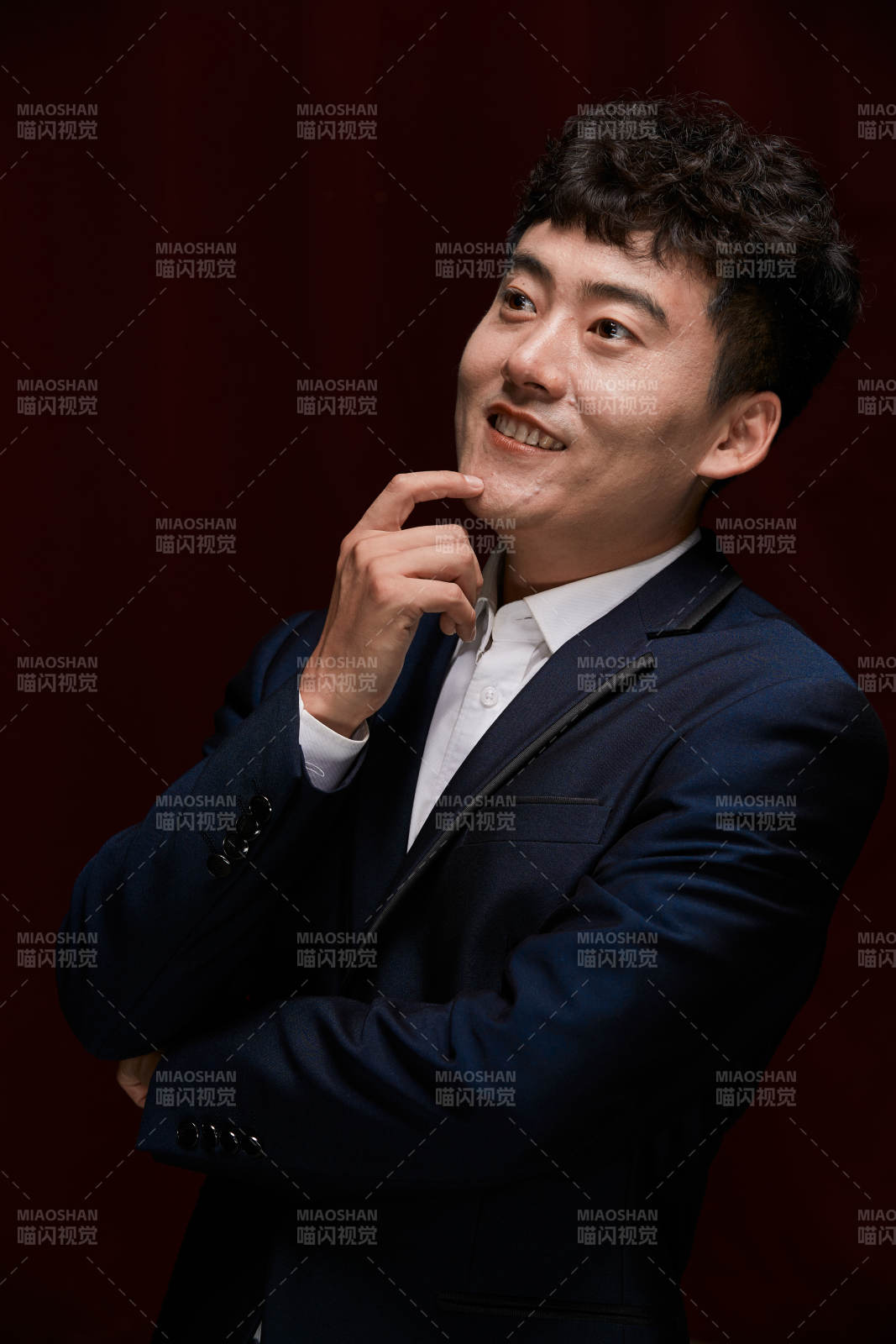 暗色背景下的商务男士形象