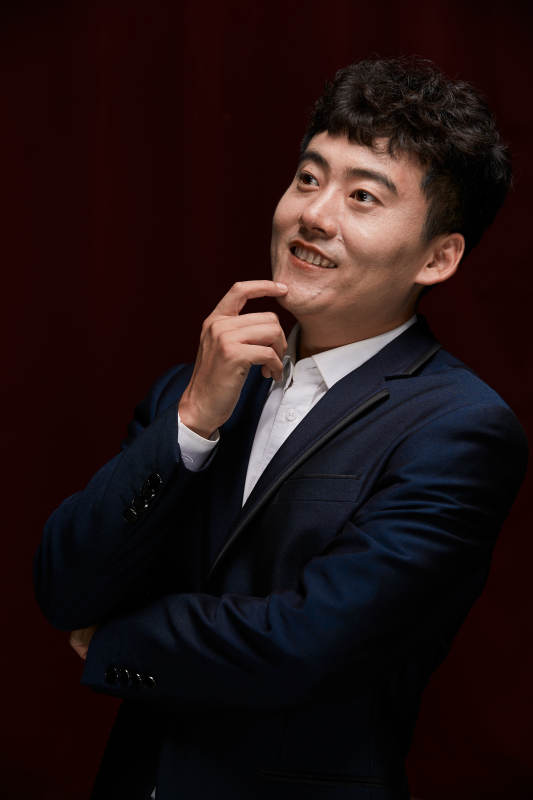 暗色背景下的商务男士形象