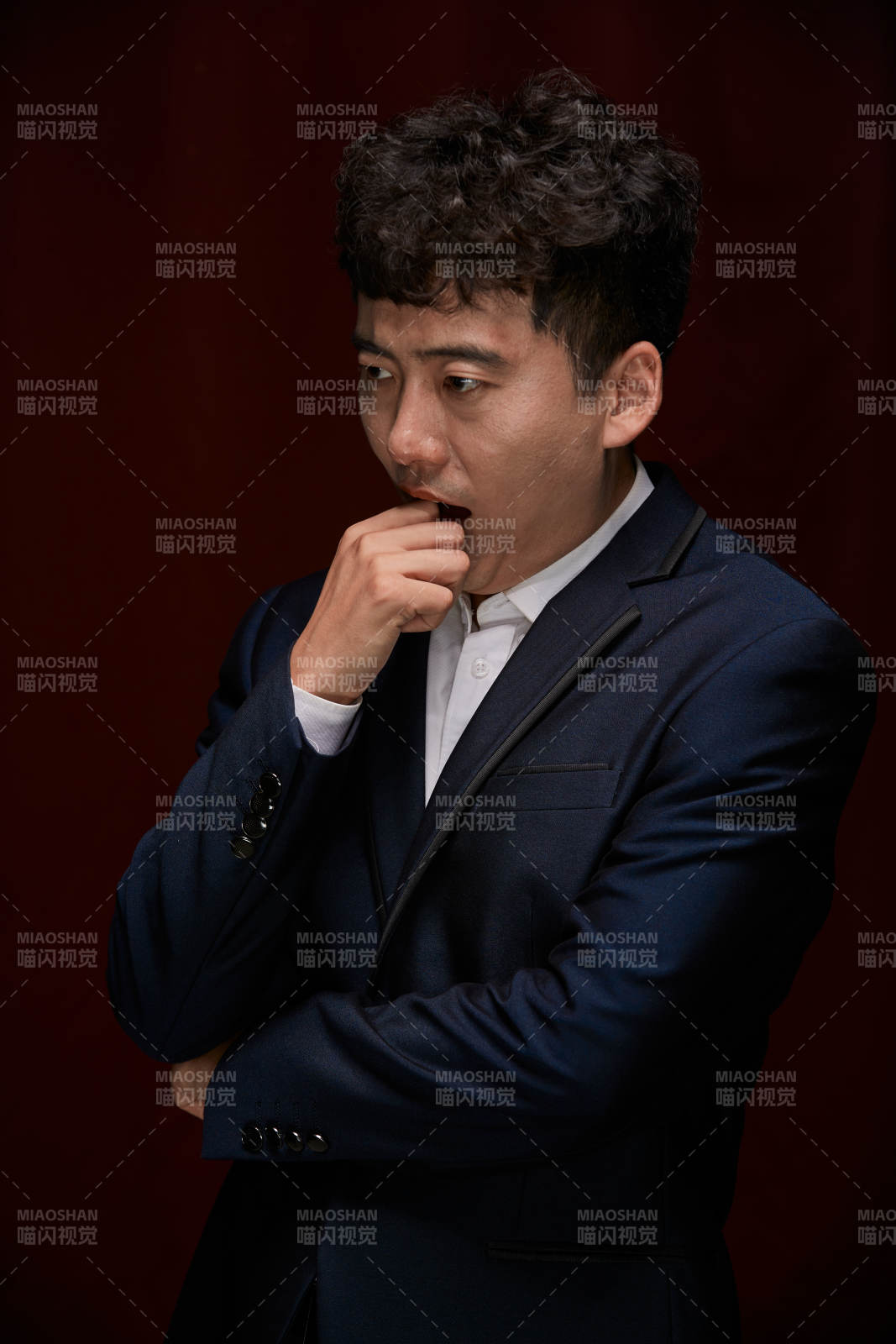 暗色背景下的商务男士形象