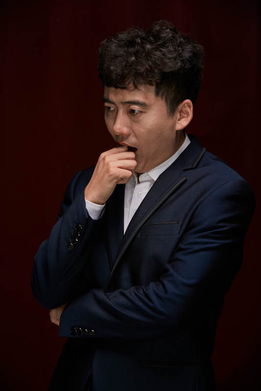 暗色背景下的商务男士形象