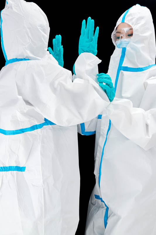 穿白色防護服佩戴護目鏡口罩的防疫人員