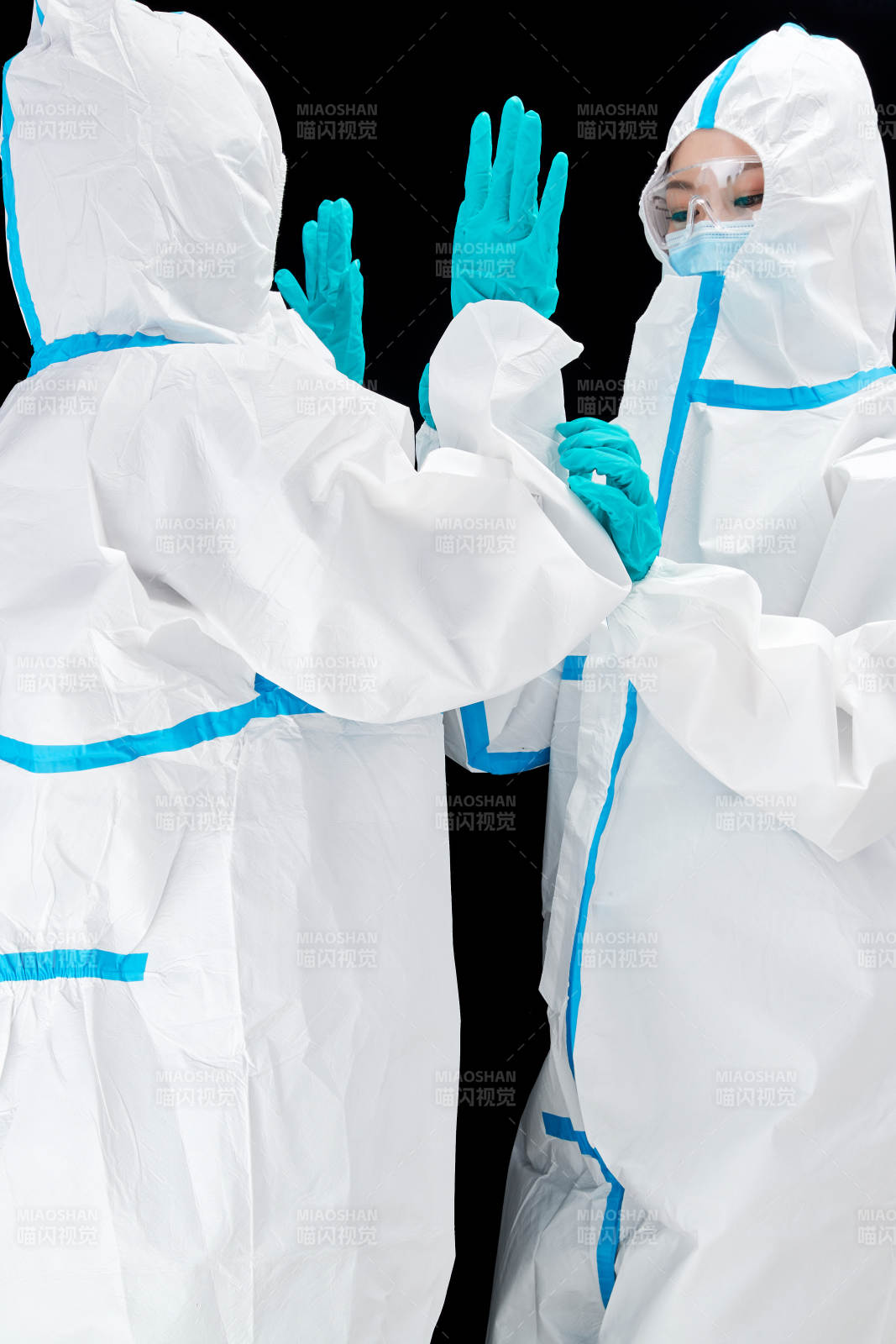 穿白色防護服佩戴護目鏡口罩的防疫人員