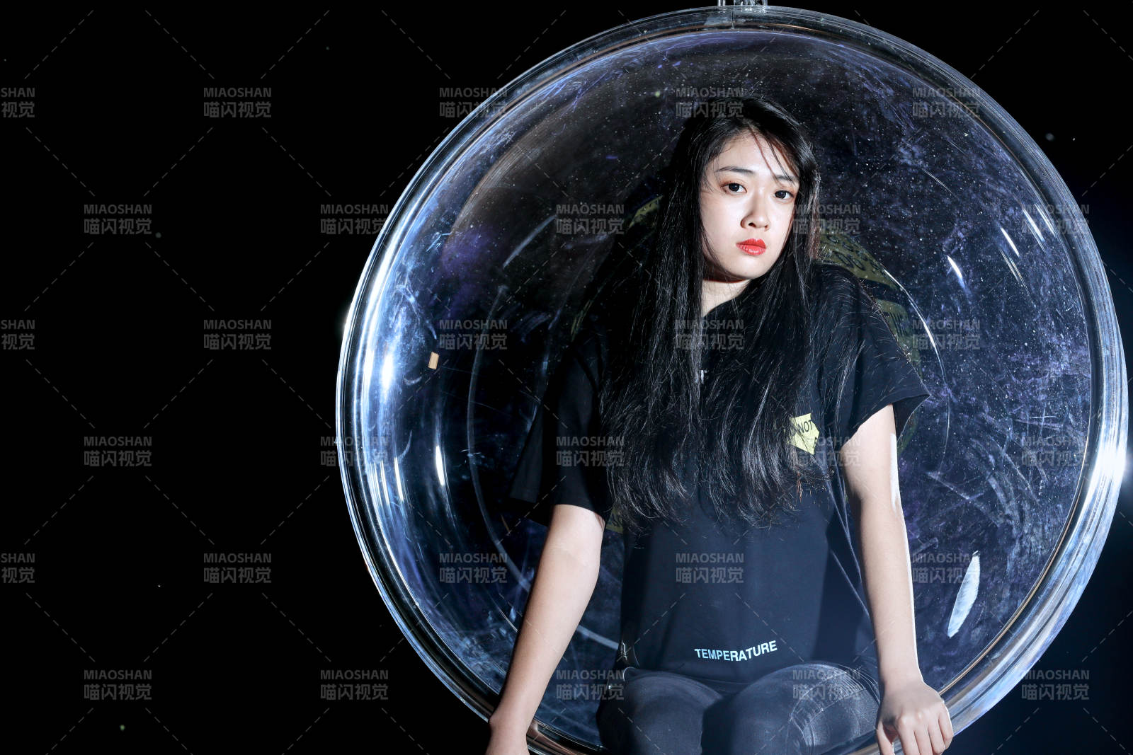 夜晚坐在透明秋千上燃放仙女棒的可爱少女