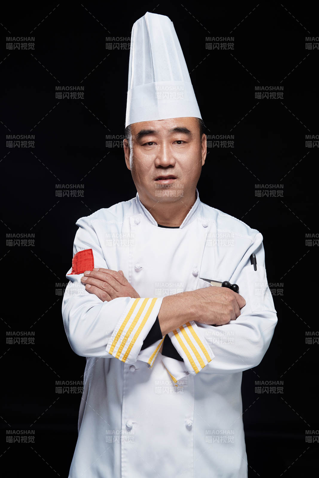 黑色背景下的酒店行政主厨形象