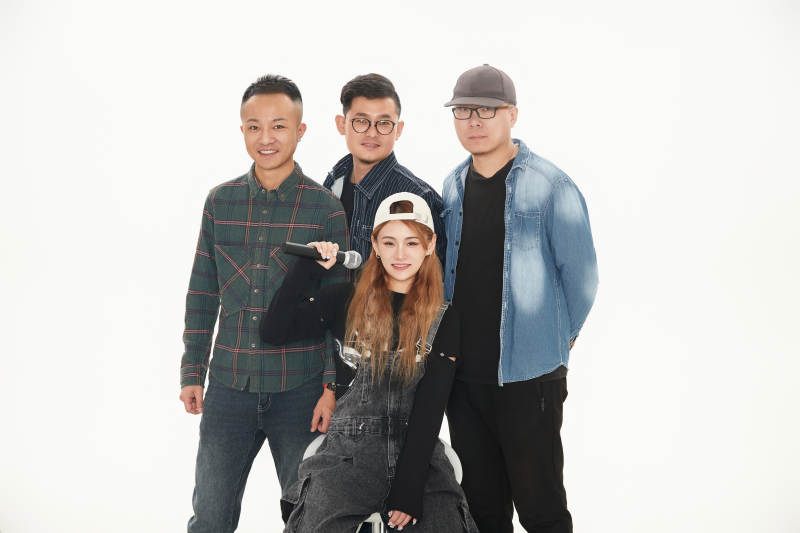 影棚拍摄的白色背景下四人乐队组合形象