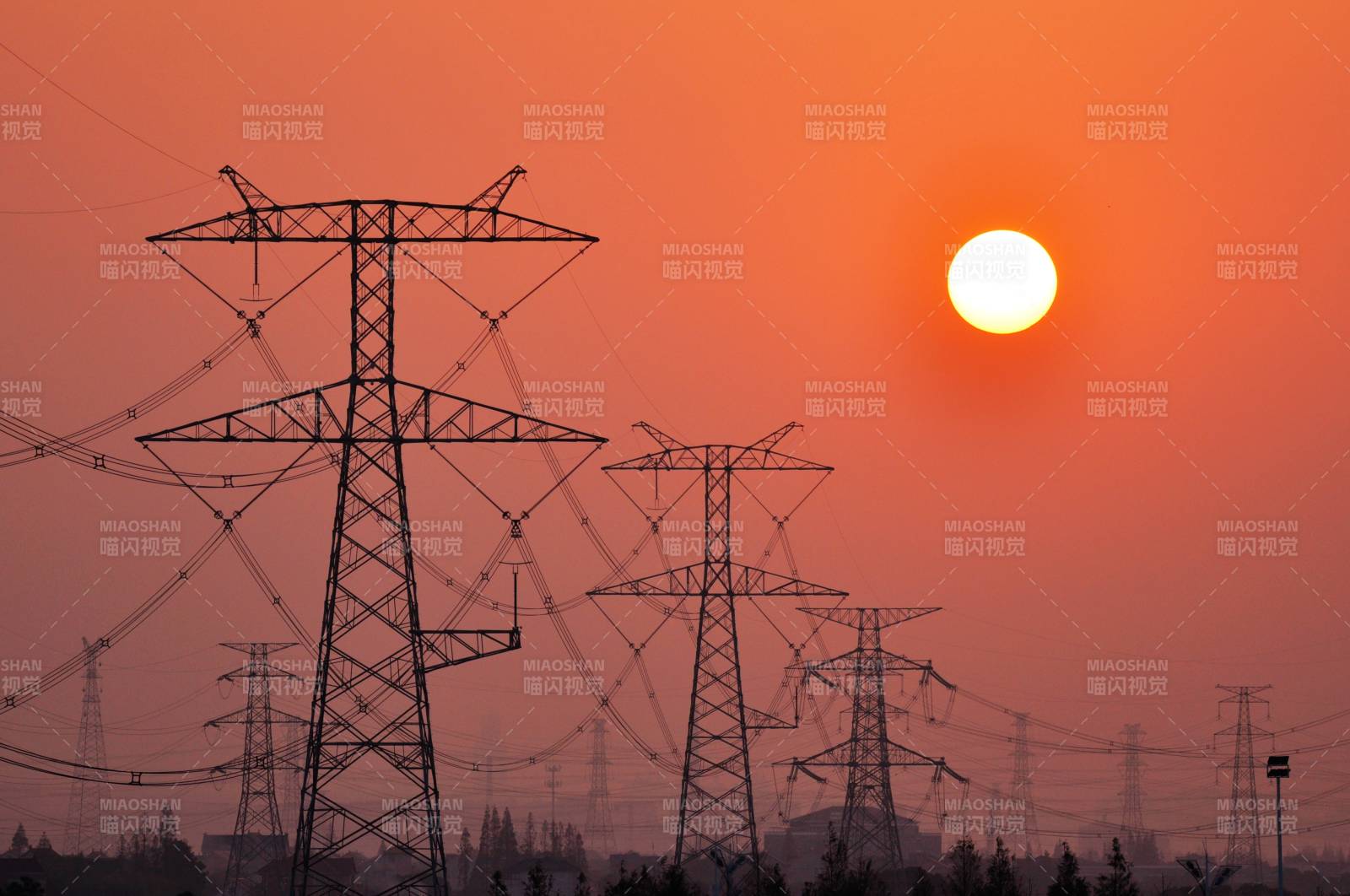 夕阳下的电力塔