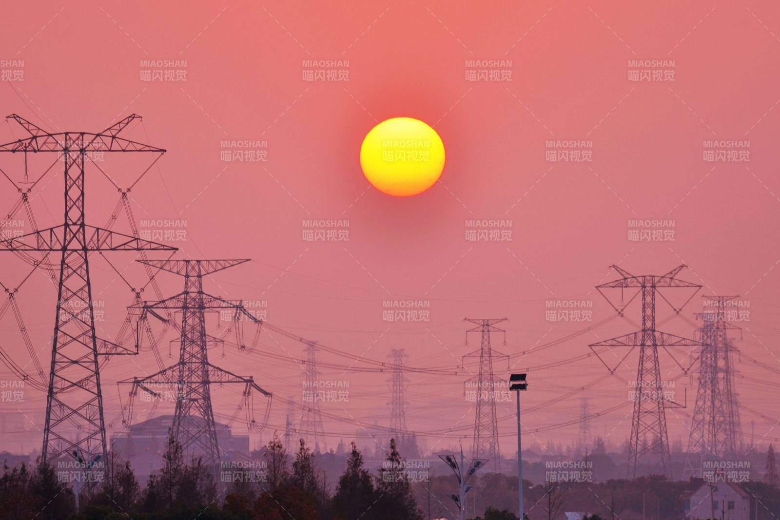 夕阳下的电力塔