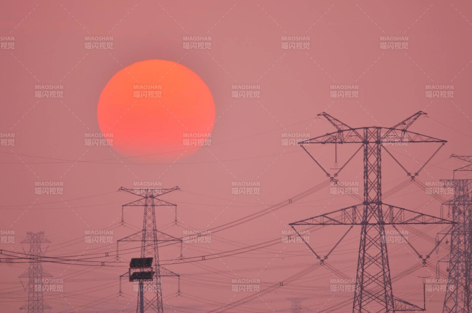 夕阳下的输电塔