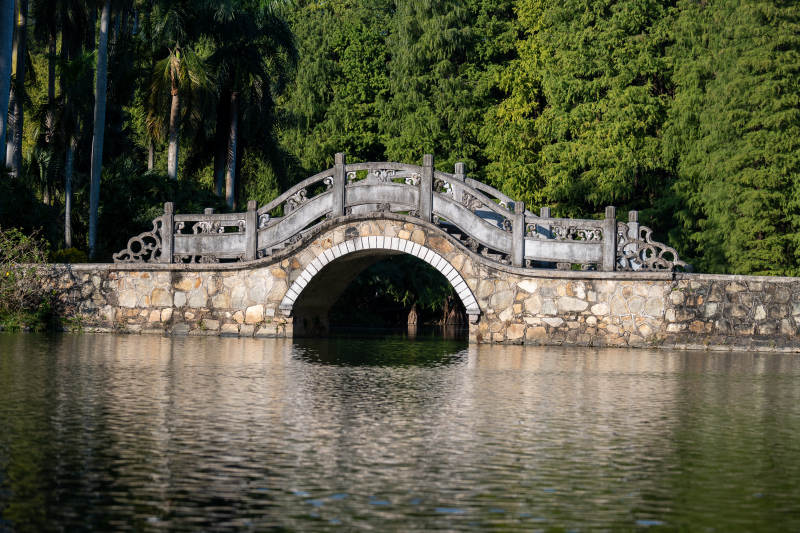 石桥映水绿树成荫