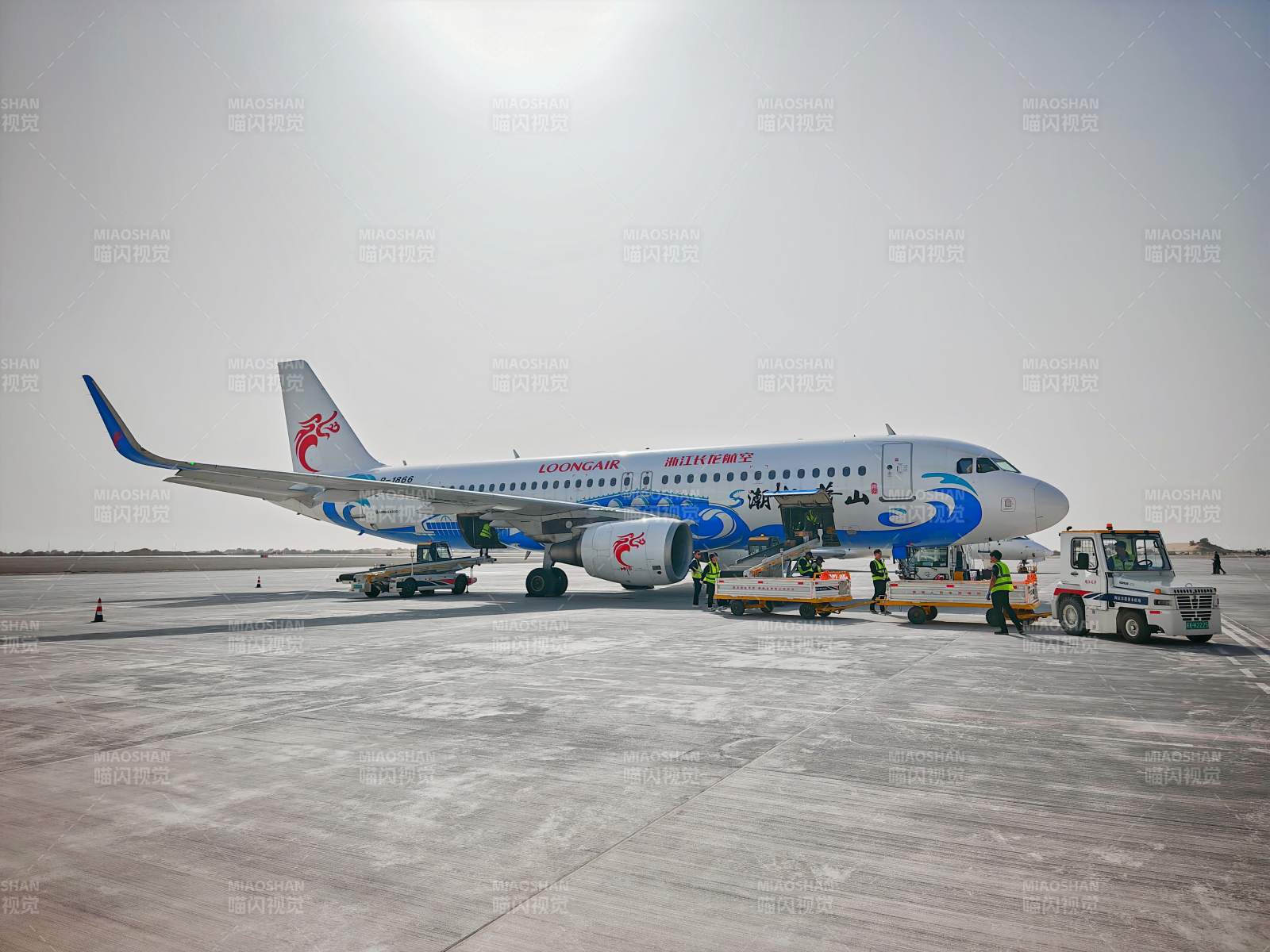 飞机停靠在机场