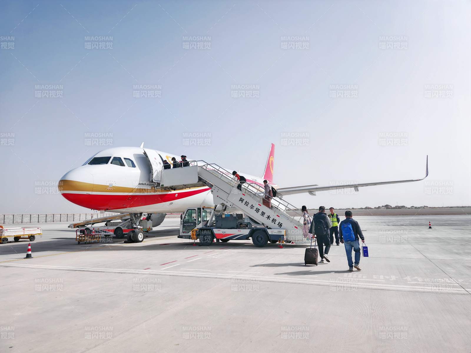 乘客登机准备起飞