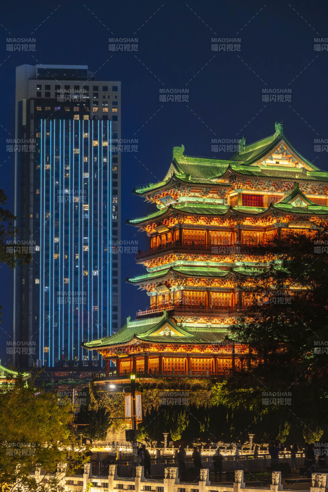 夜色中的滕王阁与高楼