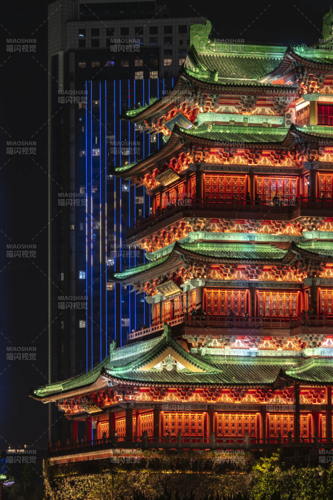 南昌滕王阁夜色中的古塔辉映