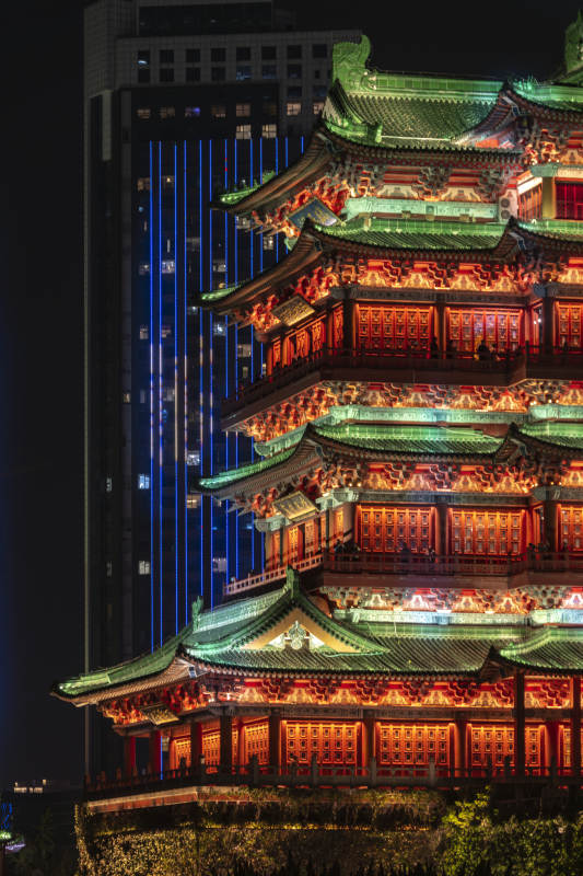 南昌滕王阁夜色中的古塔辉映