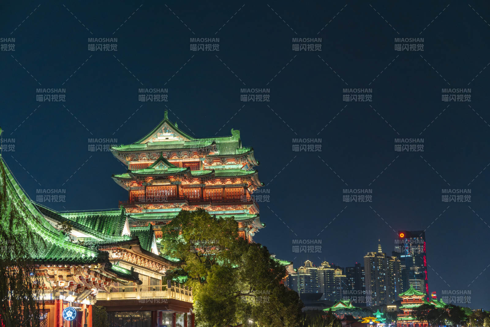 夜幕下的古塔风光