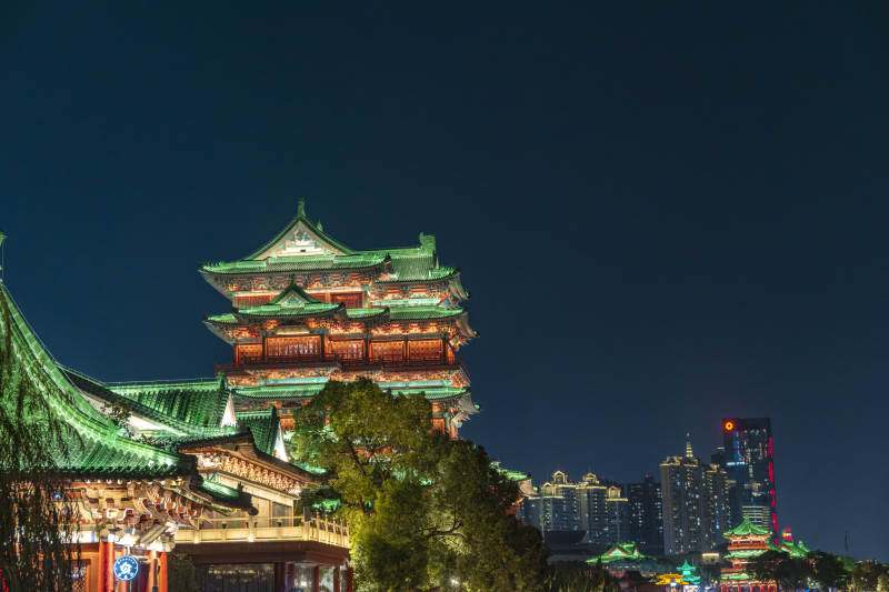 夜幕下的古塔风光