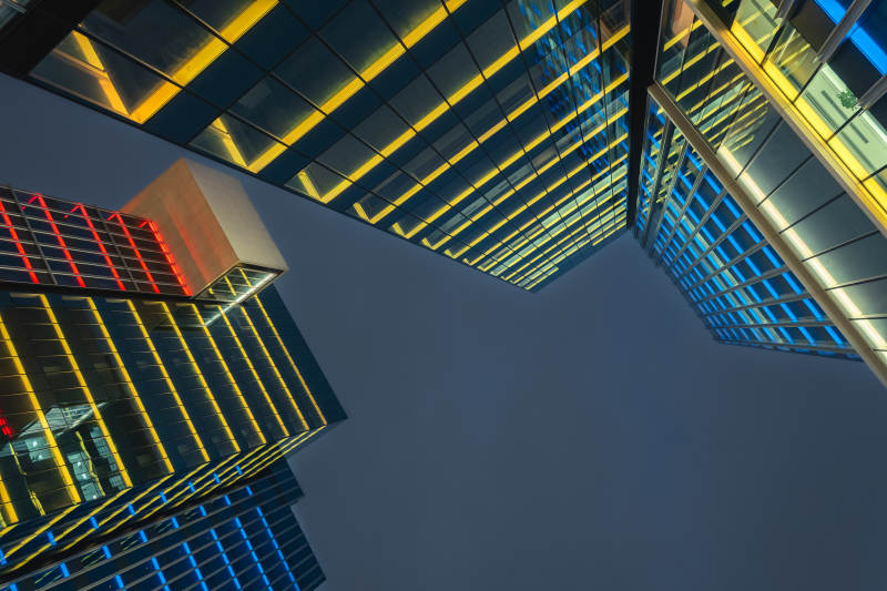 夜幕下的摩天大楼