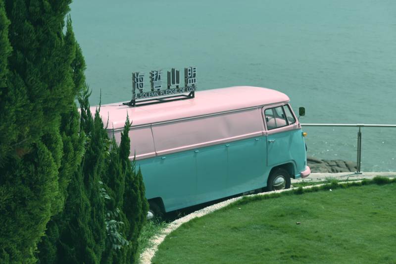 湖畔粉蓝复古车