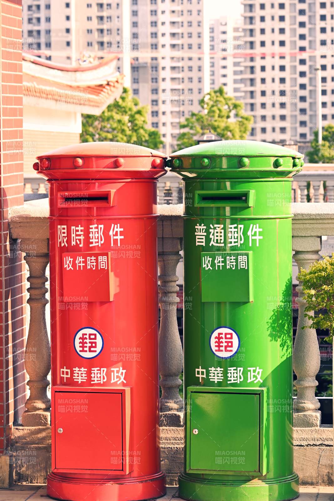 红绿邮筒并立