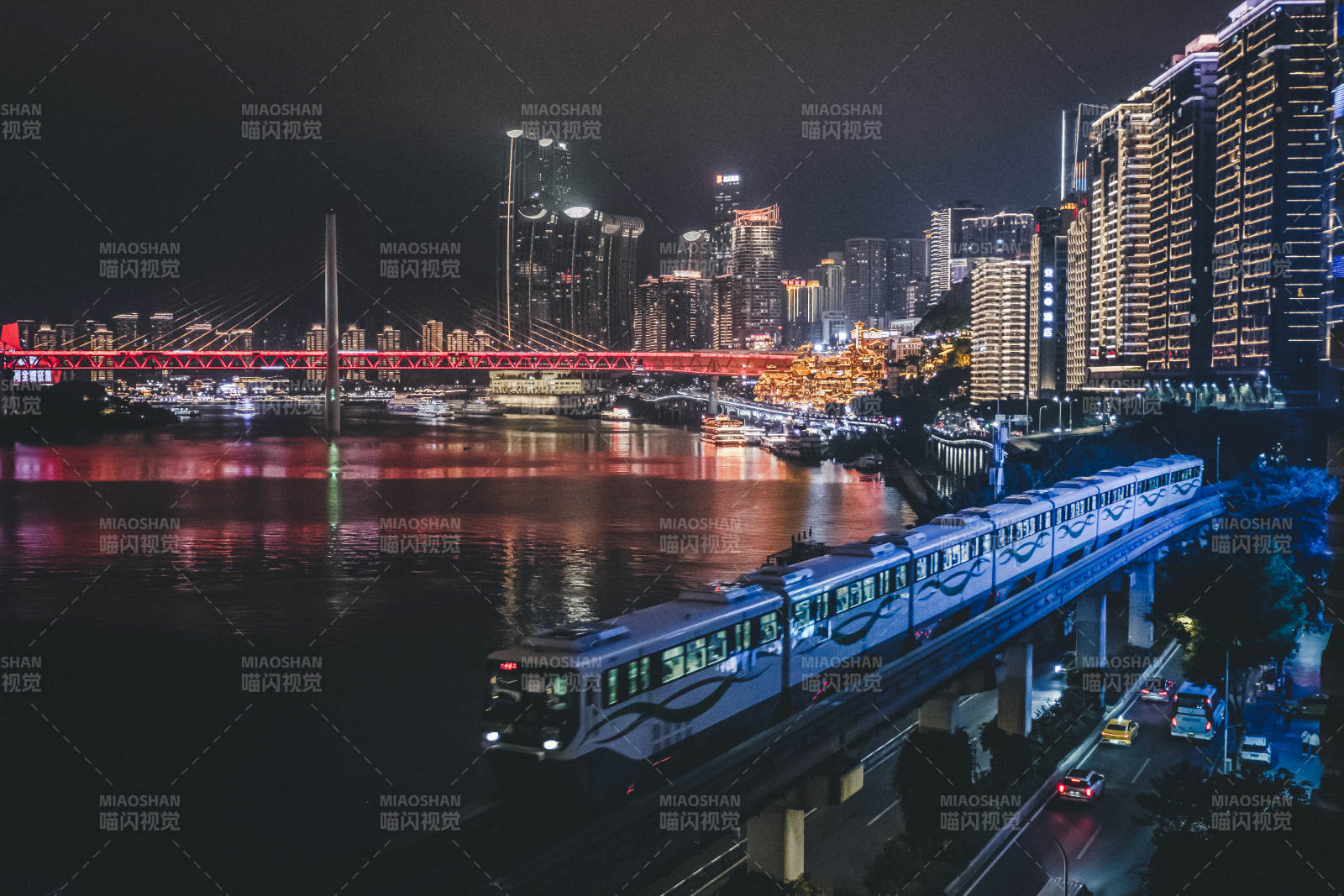 行驶在重庆嘉陵江滨江路的轻轨