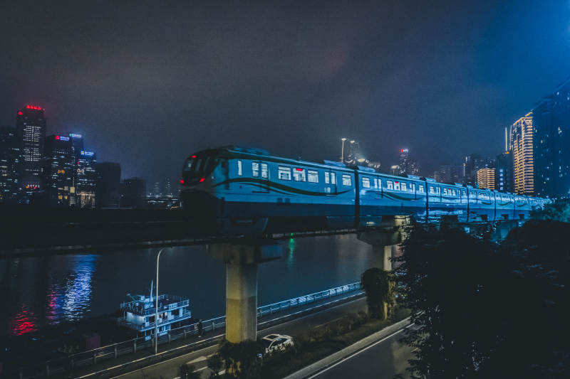 行驶在重庆嘉陵江滨江路的轻轨