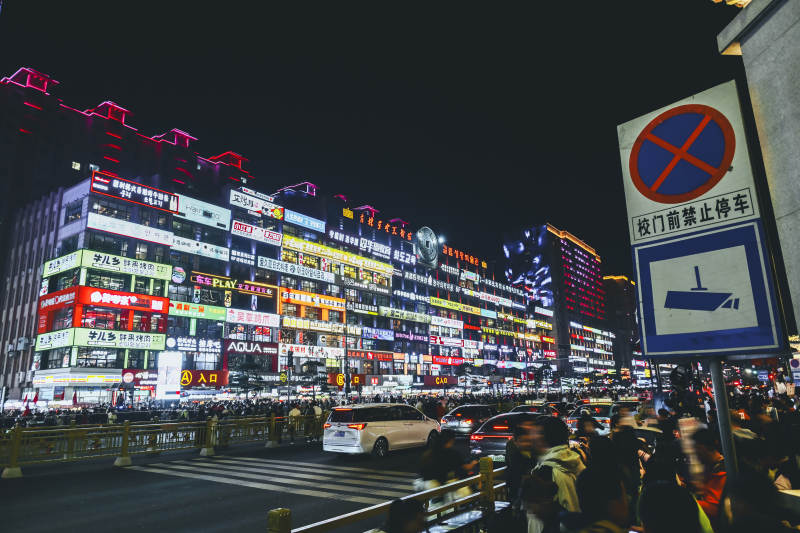 延边大学网红墙霓虹闪烁夜市街