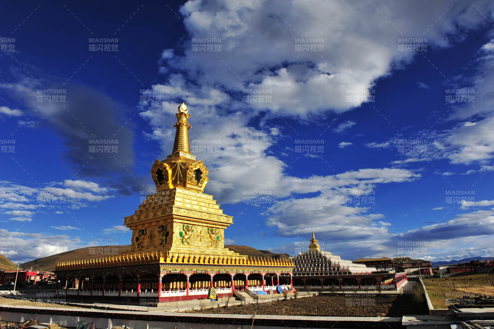 川西 色达 金色佛塔蓝天白云